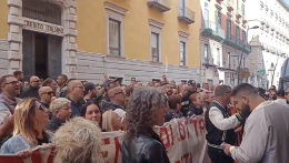 Raffica di proteste davanti alla sede del Consiglio comunale
