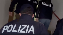 Droga e racket degli alloggi, 60 arresti nei clan De Micco e De Martino
