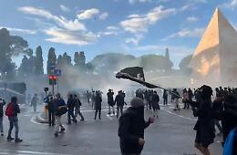 Scontri al corteo pro Palestina, feriti 30 agenti e una ragazza