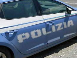 Uccide a mani nude la moglie dopo averle dato fuoco