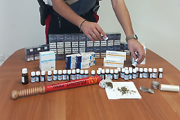 Medicine illegali in auto, droga a casa: arrestato 43enne