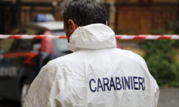 Strangola la moglie davanti ai bambini di 4 e 6 anni 