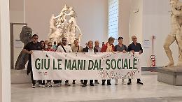 Operatori sociali protestano nel Museo nazionale