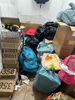 False griffe, sequestrati 1.000 capi di abbigliamento contraffatti 