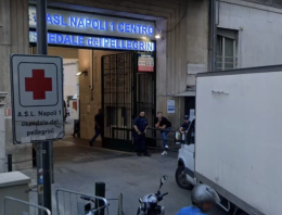 Reagisce a rapina, 16enne accoltellato sullo scooter