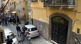 Si barrica in casa e minaccia di farsi esplodere