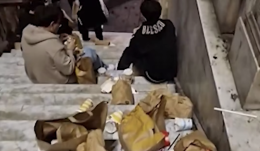 «Spettacolo penoso sabato sera in Galleria Umberto I»