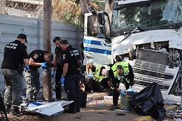 Tir contro fermata bus a Tel Aviv, un morto e oltre 30 feriti. Polizia: «È attentato»
