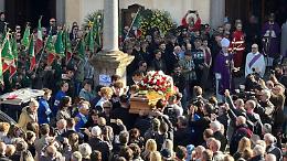 Matilde Lorenzi, folla ai funerali. La madre: «Continua a sciare dove sei»