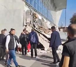 Crolla il tetto della stazione: otto morti