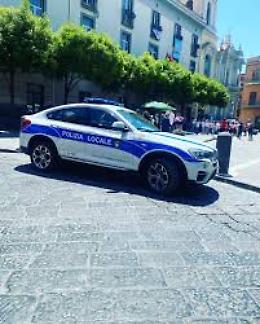 Un 16enne e un 26enne aggrediscono un vigile urbano