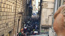 Tuffi sul Lungomare e centro storico gremito: è boom di turisti