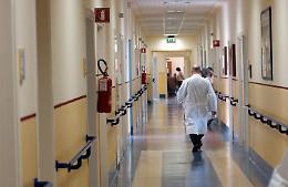 Molestie sessuali a un'infermiera al Cotugno: «Ti interessano i miei 25 cm?»