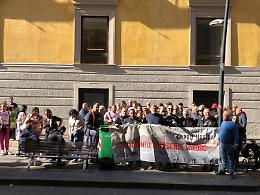 Bando per 800 disoccupati, presidio al Comune: «La nostra è una emergenza»