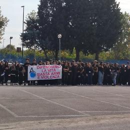 Santo Romano, flash mob a scuola: basta armi e violenza