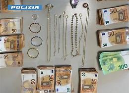 Fermati in autostrada, a bordo gioielli e migliaia di euro