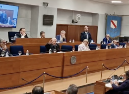 De Luca vota “no" alla mozione di sfiducia e saluta con il braccio teso