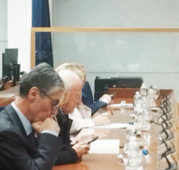 Sfiducia flop, De Luca legge un libro in aula