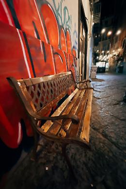 Centro storico, una panchina diventa palco per gli artisti di strada