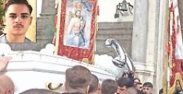 Diciottenne ucciso ai Tribunali, folla ai funerali: «Basta violenza»