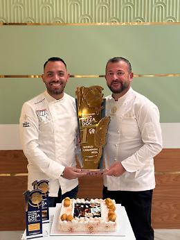 Ciro Poppella crea una torta per il campione della pizza 2024 Daniele Gagliotta