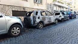 Boato e fiamme, paura a via Conte della Cerra