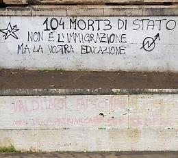 Scritte contro Valditara al ministero dell'Istruzione, simboli anarchici e stella a 5 punte