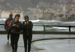Vento forte, collegamenti a singhiozzo nel golfo di Napoli
