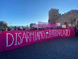 Corteo contro la violenza sulle donne: «Patriarcato continua ad ucciderci». Bruciata foto Valditara