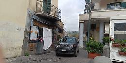 Dà fuoco a un bar, trovato in casa con una pistola e ustioni sulle mani