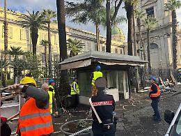 Abbattuti i chioschi dei souvenir davanti agli Scavi e al Santuario