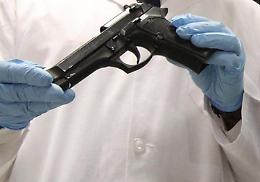 Spara alla figlia di 7 anni: colpo partito per sbaglio. La bimba ferita in ospedale