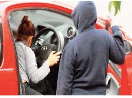 Iolanda, una vita da parcheggiatrice abusiva