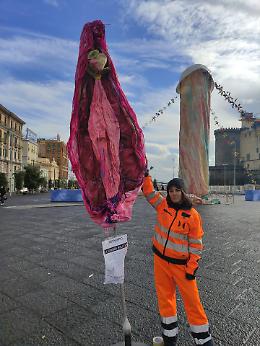 Una "vagina" in piazza Municipio: a Napoli la risposta all'opera di Pesce
