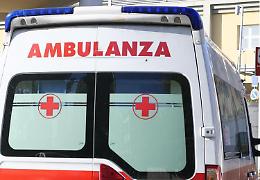 Accoltella la ex alla schiena: è grave