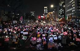 Corea Sud, proteste di massa. Pyongyang rompe il silenzio: «È il caos»