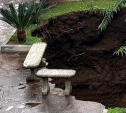 Si rompe condotta idrica e si apre voragine: evacuati 4 immobili