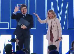 Milei ad Atreju: «Difendiamo causa dell'Occidente». Meloni: «Rivoluzione culturale»