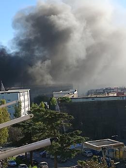 Incendio a Fuorigrotta, tecnici al lavoro tutta la notte