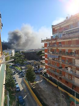 Incendio a Fuorigrotta, migliaia di abitazioni ancora senza corrente