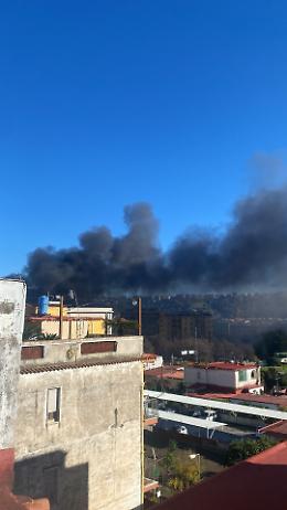 Incendio a Fuorigrotta, torna la fornitura elettrica all'ospedale