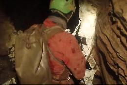 Speleologa intrappolata, soccorritori avanzano nella grotta