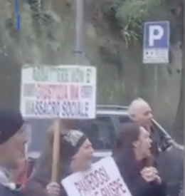 Piantedosi a Caivano, protesta contro l'abbattimento delle case abusive