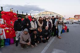 La raccolta della comunità cinese per la mensa di Suor Clara 