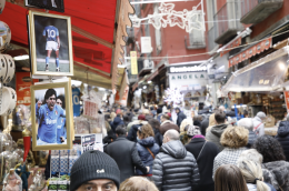 Natale a Napoli, pochi regali e utili