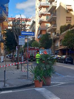 Crollo di calcinacci da un palazzo, danneggiata auto in sosta