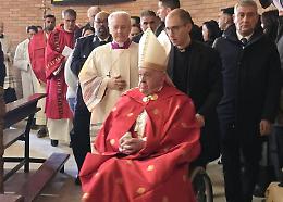 Papa Francesco apre la Porta Santa nel carcere di Rebibbia: «La speranza non delude»