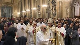 Giubileo, il cardinale Battaglia apre la Porta Santa con la croce dei migranti