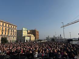 Napoli apre il 2025 in musica, pienone in piazza Municipio