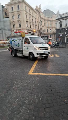 Napoli, oltre il 20% di rifiuti in più raccolti all'alba